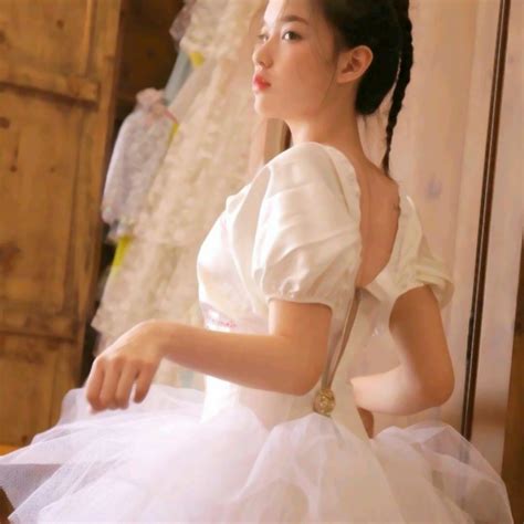 女生头像穿裙子温柔