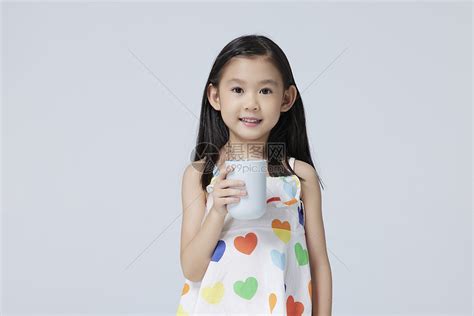 可爱小女孩拿水杯高清图片下载-正版图片501779544-摄图网