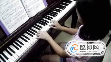 音乐课上玩乐器的活泼女孩png图片免费下载-素材7zzgVqqgW-新图网