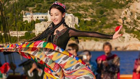迪丽热巴国外跳新疆舞，汪文斌转发分享，网友：有效的文化输出_腾讯视频