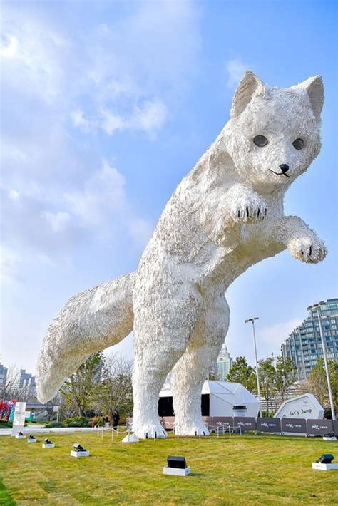 太魔幻！上海街头惊现“巨型白狐”：七层楼高、眼睛能动还会发光...什么来头？——上海热线侬好频道