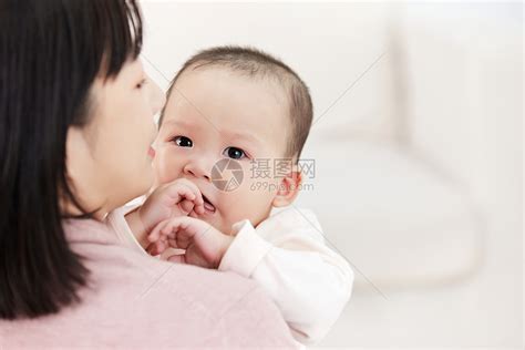抱着婴儿小宝宝的月嫂高清图片下载-正版图片501725297-摄图网