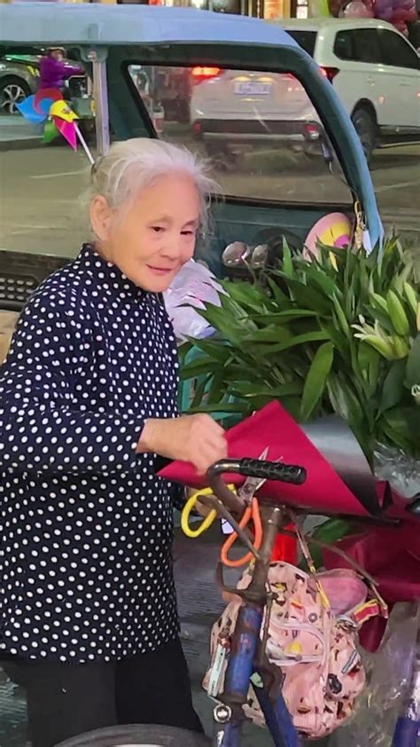 岁月不败美人！卖花的老奶奶年轻时应该也是个大美女吧-直播吧