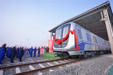 天津地铁11号线首列电客车入轨试车