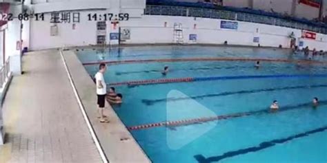 湖南一小孩在游泳馆溺亡，游泳馆：他不会游泳，误入深水区_手机新浪网