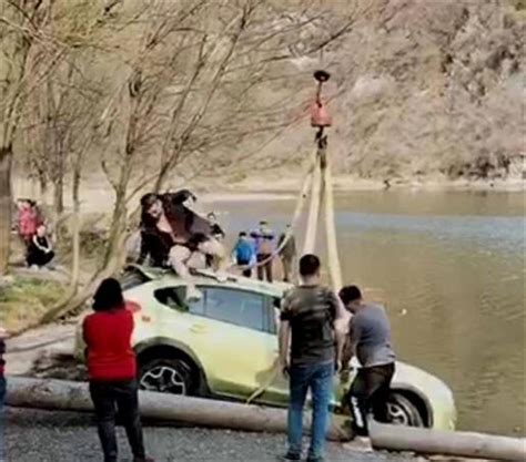 云南女子开车冲入河里，在SUV车顶哭泣！-搜狐大视野-搜狐新闻