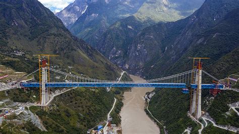 云南迪庆：世界首座大跨度铁路专用悬索桥丽香铁路金沙江大桥合龙--图片频道--人民网