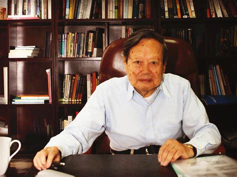 杨振宁以华人身份拿到了诺贝尔物理学奖，在获奖时他内心最想说些什么？_凤凰网视频_凤凰网