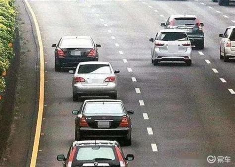 什么是高速公路上龟速行驶呢？它的危害非常大，开车避免龟速行车_易车