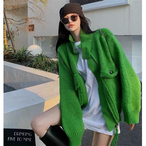 绿色外套搭配什么颜色内搭好看 绿色的外套搭配_配图网