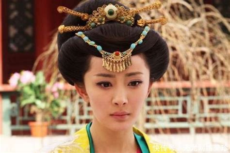 谁说宫廷服饰只能活在宫斗剧里？时装品牌们都在用宫廷元素演绎贵气“中国风”
