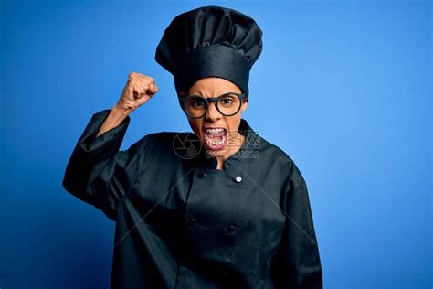 年轻的非洲裔美国厨师女孩穿着炊具制服高清图片下载-正版图片503826090-摄图网