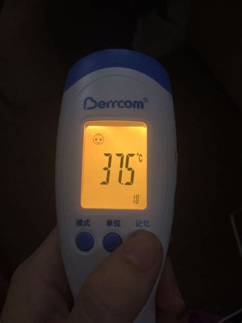 手拿着体温计38.5图片 刚好昨晚发烧37.5的体温