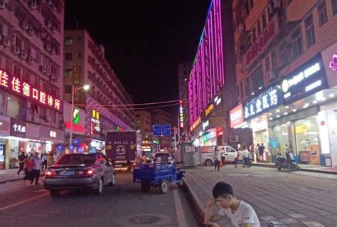 深圳石岩石龙仔繁华的夜景,一个工业发达的社区