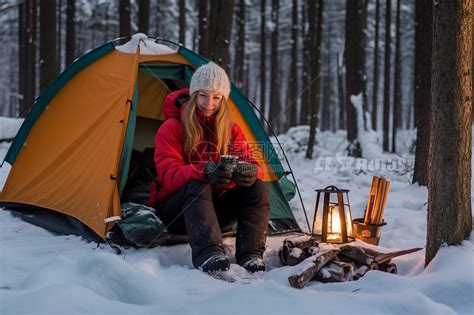 冬季森林中露营的外国女子高清图片下载-正版图片600696242-摄图网
