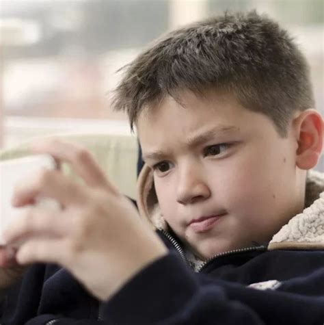 13岁孩子玩手机半身瘫痪，真相刺痛无数父母|玩手机|手机|父母_新浪新闻