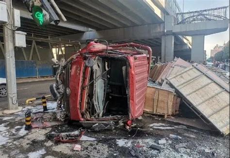 中国最新交通事故车祸集锦：吓尿了，高速突遇大货车失控！