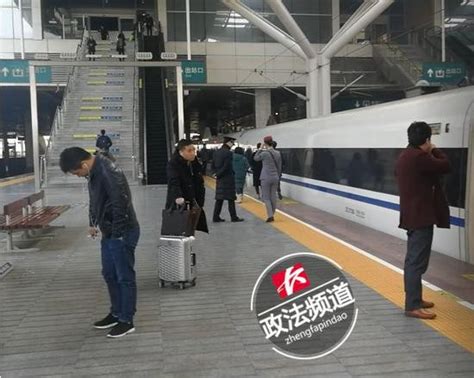 现场直击武汉疾控人员地铁站采样，涉及多个乘客频繁接触的位置_武汉_新闻中心_长江网_cjn.cn