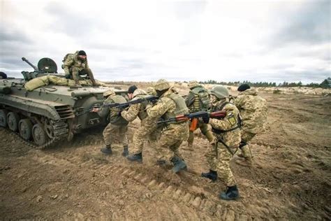 俄乌局势紧张顿巴斯前线乌克兰军人严阵以待_军事_中华网