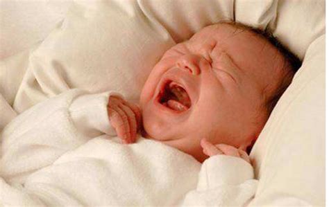 宝宝刚出生就被医生打屁股，宝宝大哭后，医生反而开心的笑了