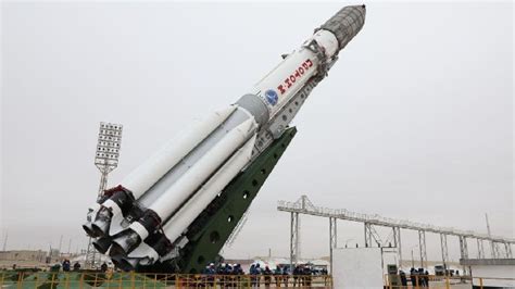 俄罗斯质子-M 运载火箭已经竖起 将于13日发射两颗快车通信卫星_凤凰网