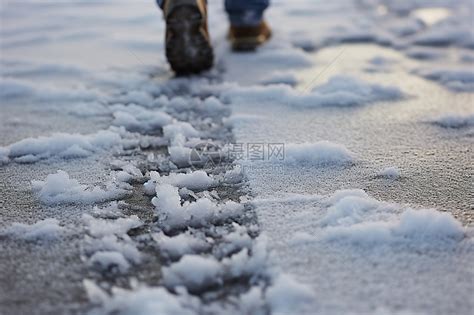 冰雪里行走高清图片下载-正版图片600751075-摄图网