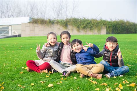 儿童坐在草坪上玩耍高清图片下载-正版图片501129275-摄图网