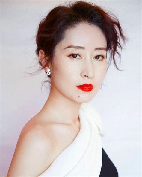 韩国演员申惠善：简约穿搭彰显魅力，拥有非凡的气质，太漂亮了！
