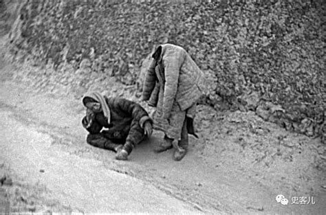 1942年河南饥荒上色老照片：任何吃的都比人值钱 孩子自生自灭