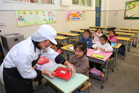 学校开启“午餐供应”有热度更有温度_教育_中国西藏网