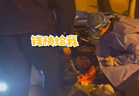气愤！上海一男子帮摔倒大爷报警反被讹，和解就能完事？__财经头条
