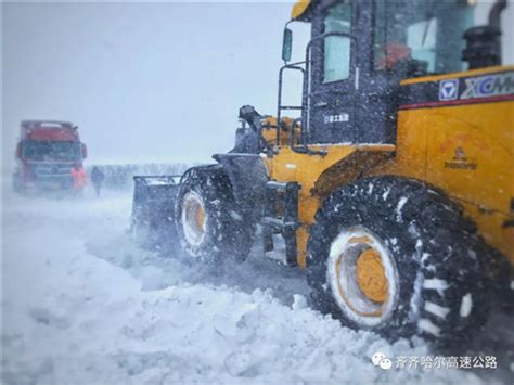 哈尔滨遭遇降雪侵袭 道路积雪能见度差影响交通-图片-中国天气网