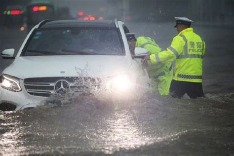 下暴雨汽车被淹该如何自救 - 汽车维修技术网