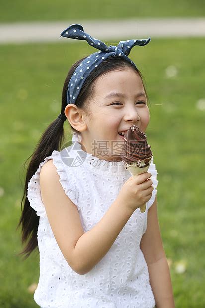 摄影高兴休闲装小女孩吃冰淇淋高清图片下载-正版图片501981578-摄图网