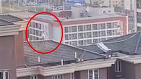 3岁男童从11楼坠亡，原因让人气愤！ - 知乎