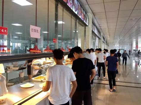 校长刘和云走进食堂与学生一起用餐-主站-湖南人文科技学院