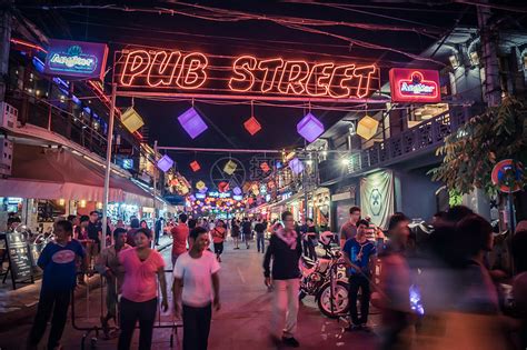 柬埔寨暹粒酒吧街街头高清图片下载-正版图片500661002-摄图网