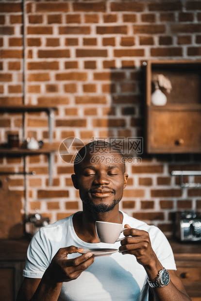 熟视无睹的非洲帅美男子在家喝早咖高清图片下载-正版图片503589982-摄图网