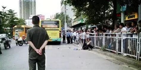 学生遭公交车碾压身亡 司机关门夹住孩子书包_手机新浪网