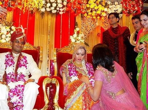 印度婚礼，传统民族婚礼的装饰，火烧，鲜花和神像在红地毯上高清摄影大图-千库网