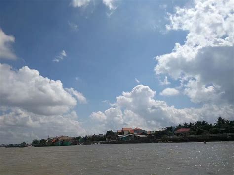 2023湄公河是柬埔寨重要观光景点，河边游览船很多。两岸景色差异很大，市区部分有高楼大厦，金碧辉煌的庙宇_湄公河-评论-去哪儿攻略