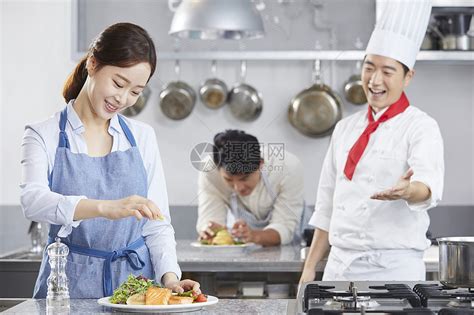 厨师家庭西餐烹饪教学高清图片下载-正版图片502219074-摄图网
