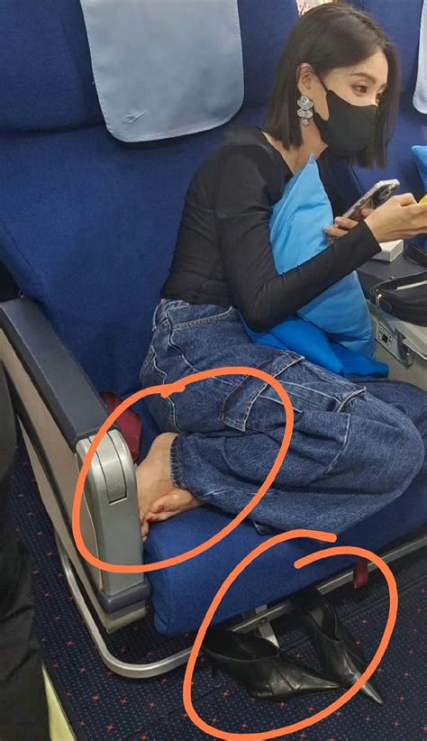 熊黛林脱鞋光脚图片