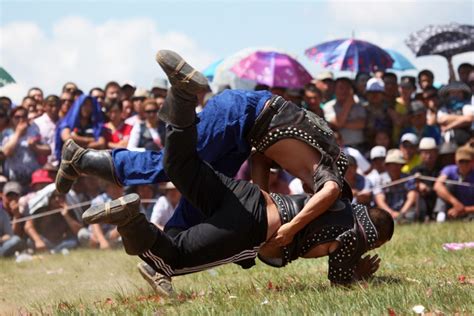 力与美的展示 扣人心弦的蒙古式摔跤