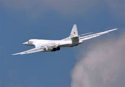 首现非洲！俄军图-160轰炸机飞抵南非 - 中国军网