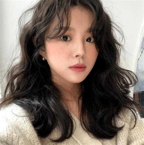 甜美女生卷发头像真人版