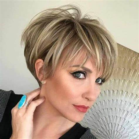 Top 15 Short Hairstyles with Blonde Highlights [2022]