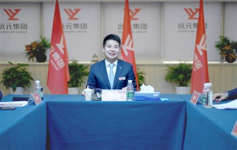 随后，督察部副总监杨亮宣读股东会决议。
