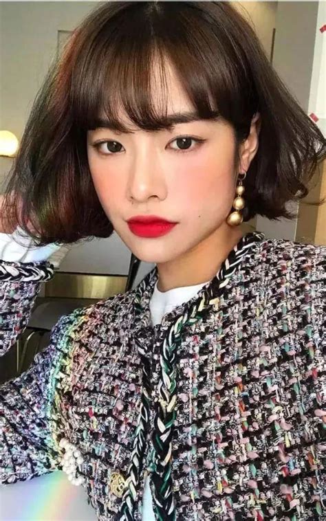 短发复古风妆容女生头像