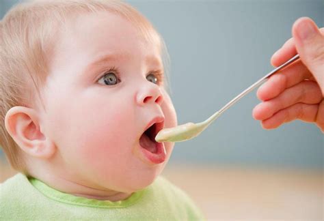 宝宝多大可以一天吃三顿饭 宝宝多大可以吃主食_知秀网